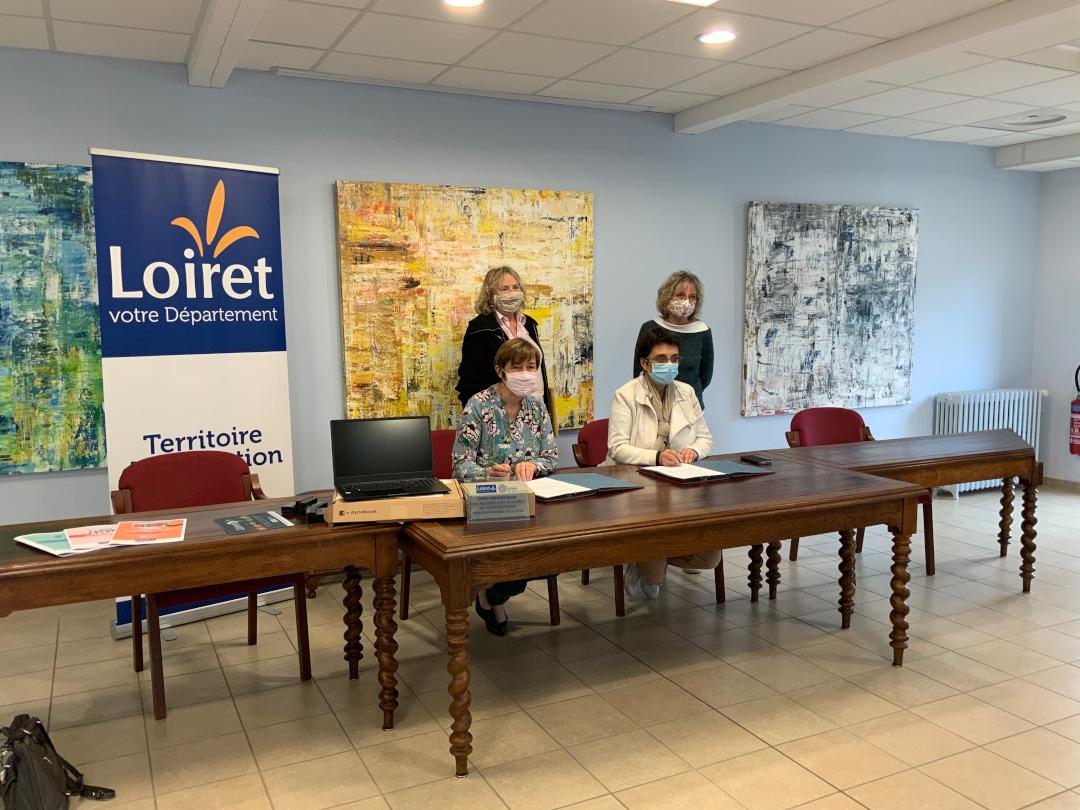 Bouzy la Forêt, avec Florence GALZIN, Vice Présidente, les bénévoles de la bibliothèque et Mme le Maire Florence BONDUEL...