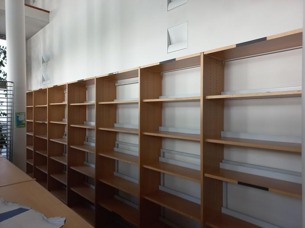 centre-de-documentation-etageres-2